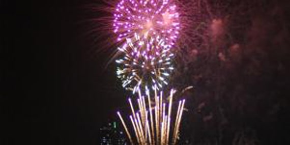 Fireworks and some shopping (Abu Dhabi Corniche Al Bahar)