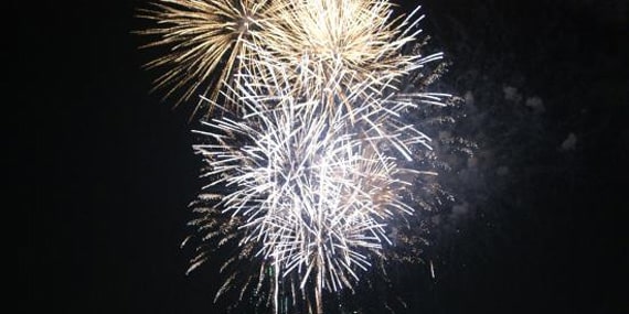 Fireworks and some shopping (Abu Dhabi Corniche Al Bahar)