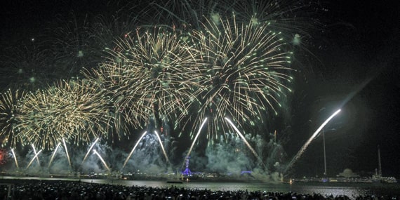 Fireworks and some shopping (Abu Dhabi Corniche Al Bahar)