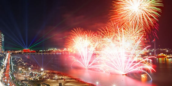 Fireworks and some shopping (Abu Dhabi Corniche Al Bahar)