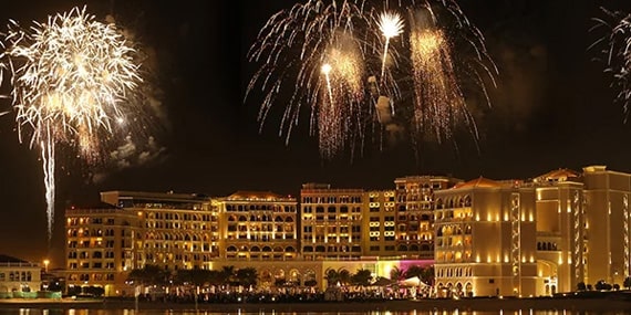 The grand Mosque and grand fireworks (Shangri-La Hotel Abu Dhabi, Qaryat Al Beri)