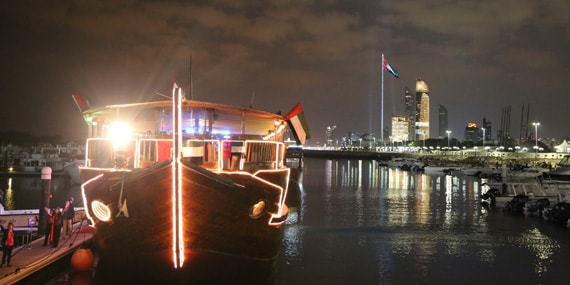 Tour Dubai Dhow Boat – Marina Mall front 