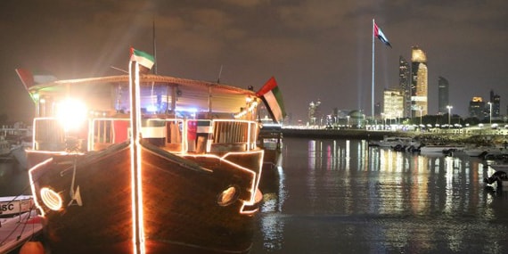 Tour Dubai Dhow Boat – Marina Mall front 