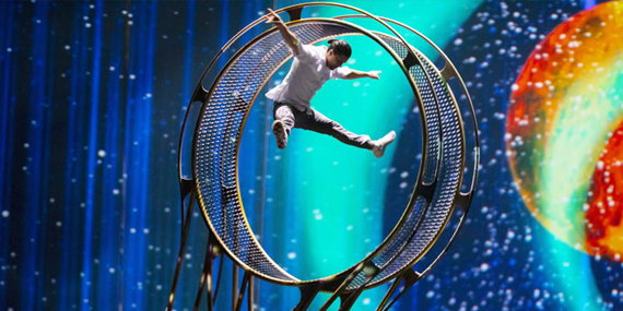 Enjoy the amazing La Perle live show