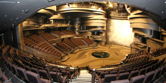 Enjoy the amazing La Perle live show