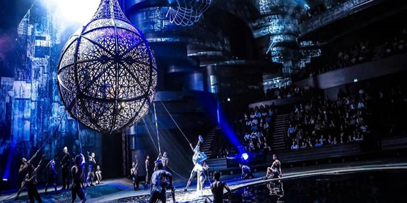 Enjoy the amazing La Perle live show