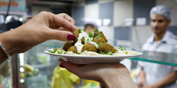 Sample Middle Eastern flavors on a Dubai food tour