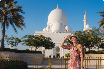 Traveller visiting an Abu Dhabi mosque during a stopover tour