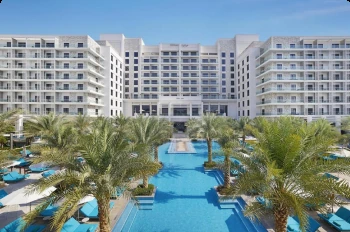 Hilton Abu Dhabi Yas Island hotel and swimming pool