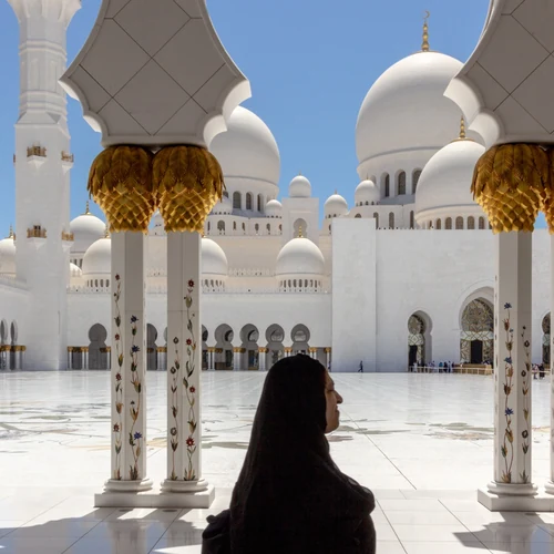Private guide and vehicle at the Sheikh Zayed Grand Mosque on the Abu Dhabi private tour package