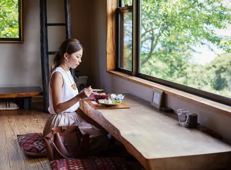 Traveller paying for a Japan hotel booking online with a card through Arabiers Dubai support