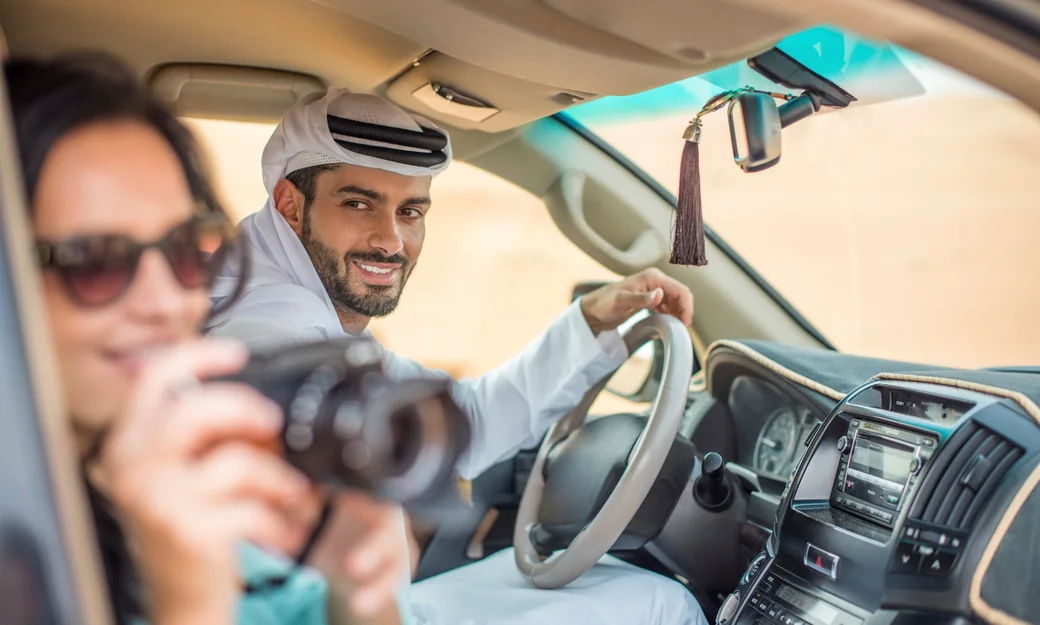 Traveller taking desert photos from a private 4x4 in Abu Dhabi