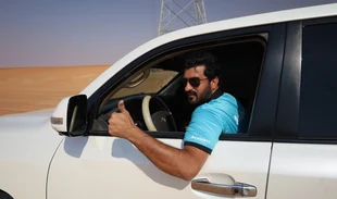Arabiers desert guide ready for the private Qasr Al Sarab lunch tour from Abu Dhabi