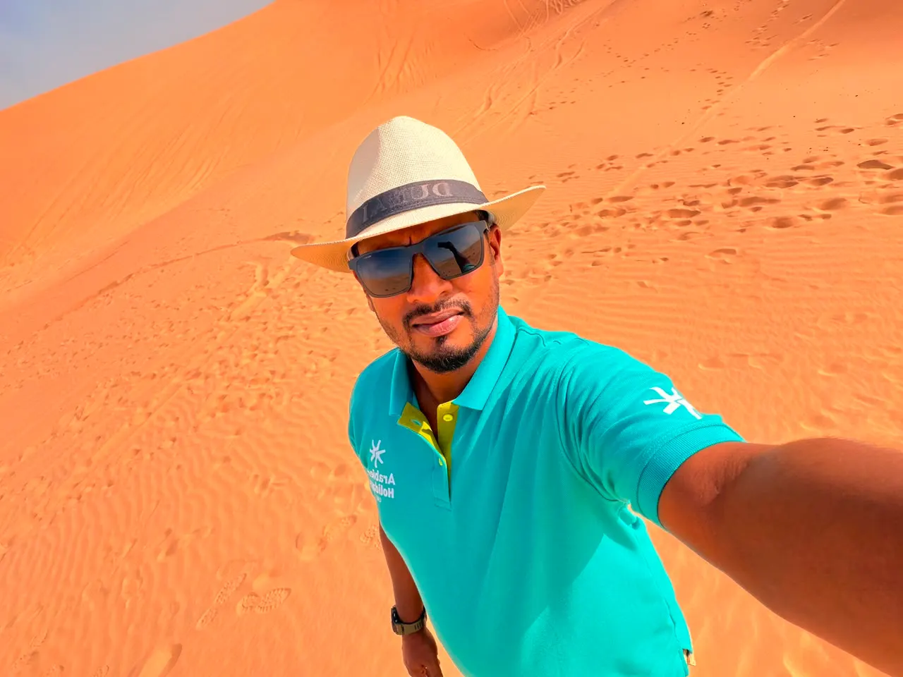 Arabiers desert safari guide in the Al Khatim dunes, Abu Dhabi