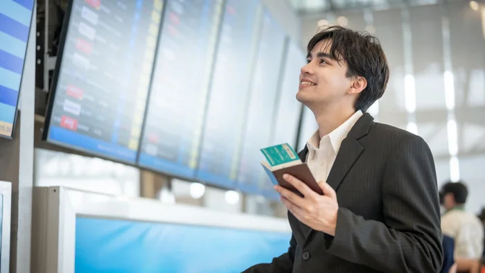 Traveller checking UAE visa grace period status before travel