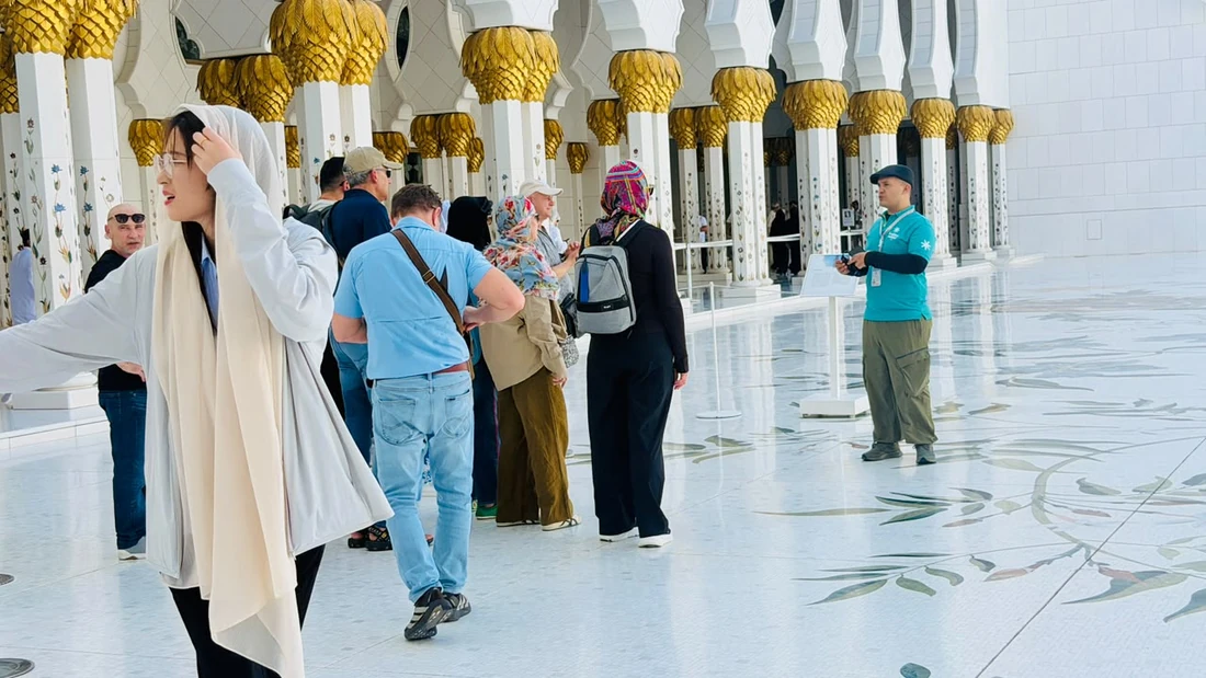Guided walking tour in Sheikh Zayed Grand Mosque courtyard